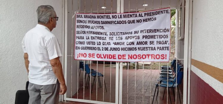 Damnificados se manifiestan y toman las oficinas de Finanzas de Acapulco