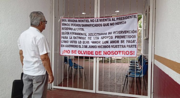 Damnificados se manifiestan y toman las oficinas de Finanzas de Acapulco