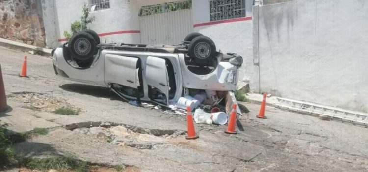 Aparatoso accidente sufren Servidores de la Nación