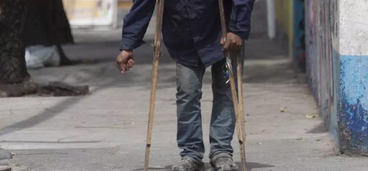 Mendigo embaucador desenmascarado en La Paz: usaba muletas para fingir discapacidad y pedir limosna