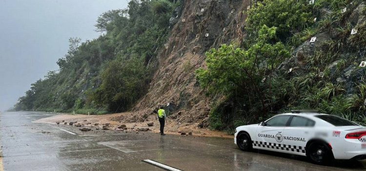 (VIDEOS) Por deslaves, cierran la Autopista del Sol