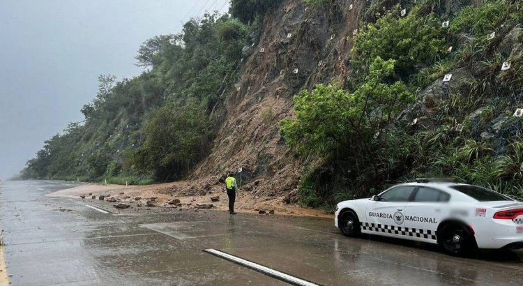 (VIDEOS) Por deslaves, cierran la Autopista del Sol