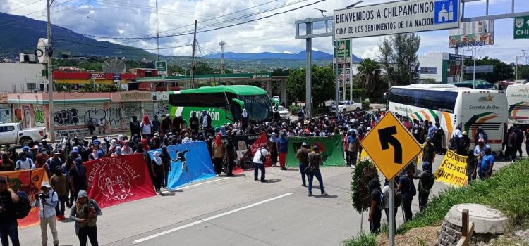 Normalistas advierten fuertes acciones al conmemorar los 43 de Ayotzinapa