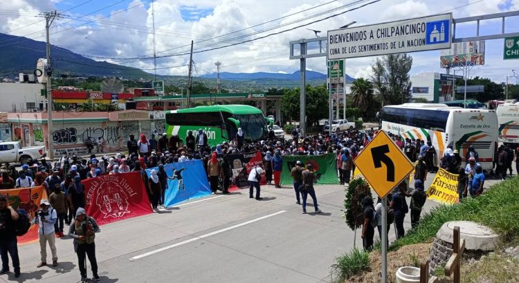 Normalistas advierten fuertes acciones al conmemorar los 43 de Ayotzinapa