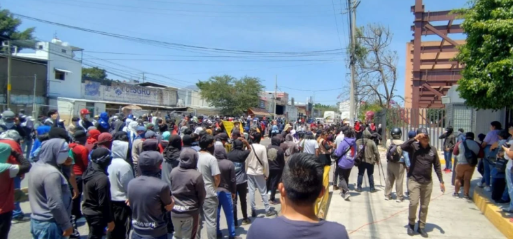 Normalistas preparan acciones y toman autobuses cargados de mercancías