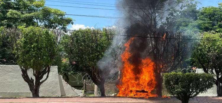 Normalistas atacan cuartel militar de Iguala