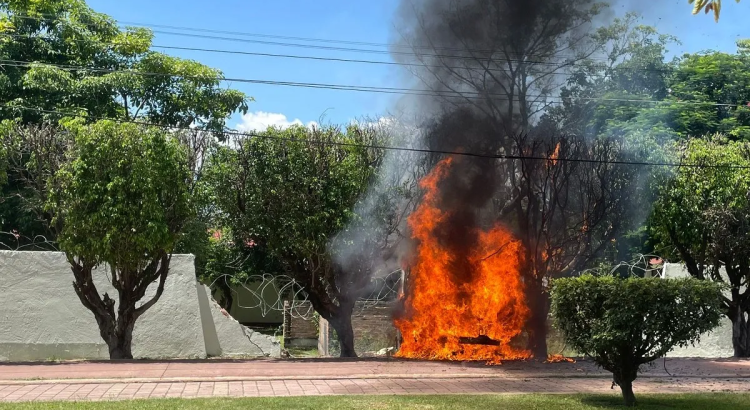 Normalistas atacan cuartel militar de Iguala