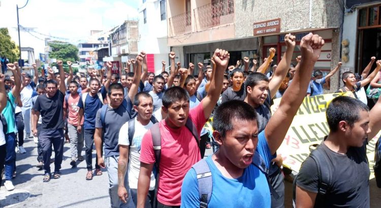 Vandalizan normalistas edificios y espacios públicos