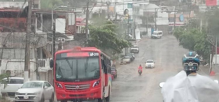 Declaran alerta roja por tormenta John