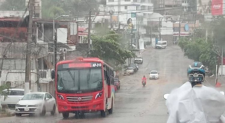 Declaran alerta roja por tormenta John