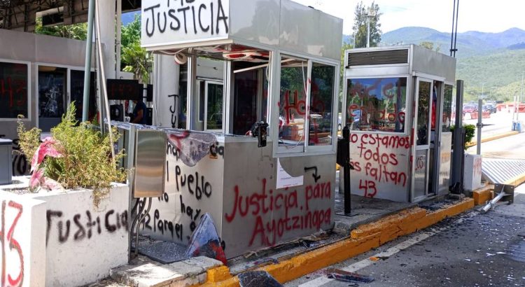 Normalistas vandalizan caseta en la Autopista del Sol