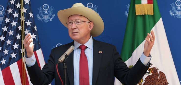 Ken Salazar responde a AMLO: la violencia en México no es culpa de Estados Unidos