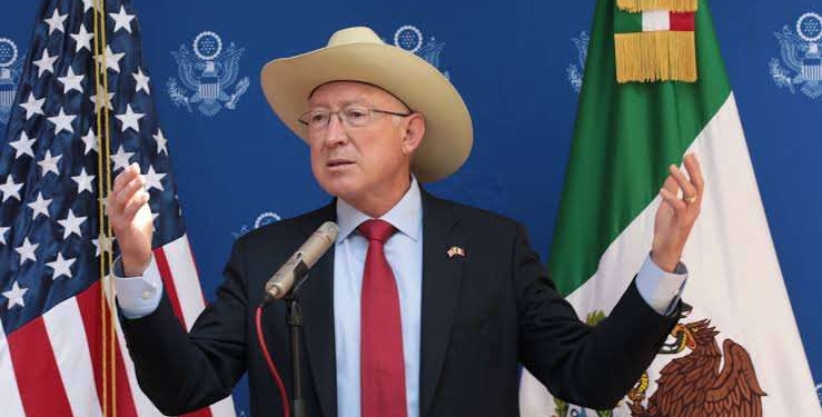 Ken Salazar responde a AMLO: la violencia en México no es culpa de Estados Unidos