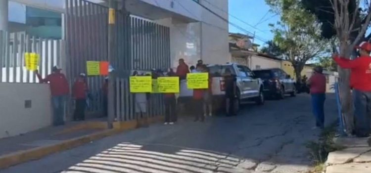 Exigen pagos, y protestan afuera de las oficinas del Bienestar