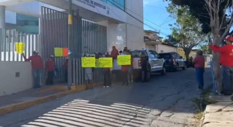 Exigen pagos, y protestan afuera de las oficinas del Bienestar