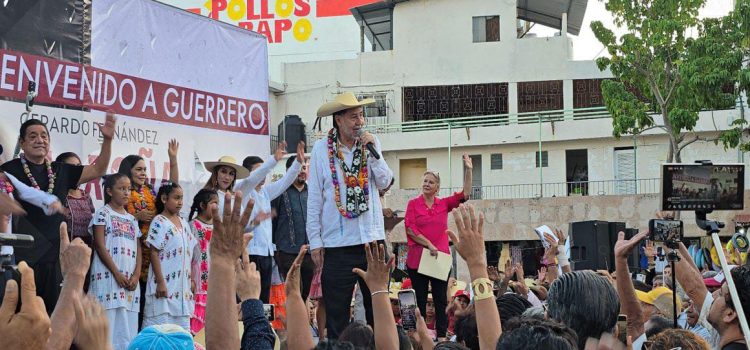 Noroña visita Acapulco y recibe los documentos de los ciudadanos no censados por John