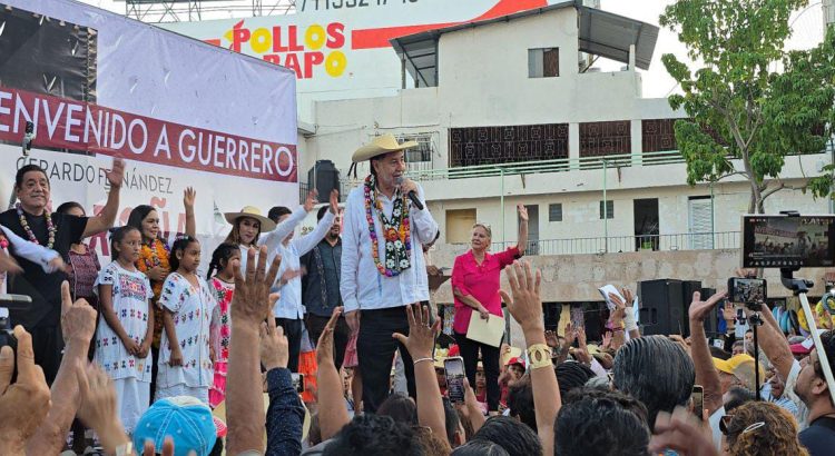 Noroña visita Acapulco y recibe los documentos de los ciudadanos no censados por John