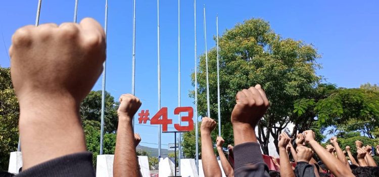 Normalistas de Ayotzinapa piden no disminuir recursos a la educación pública