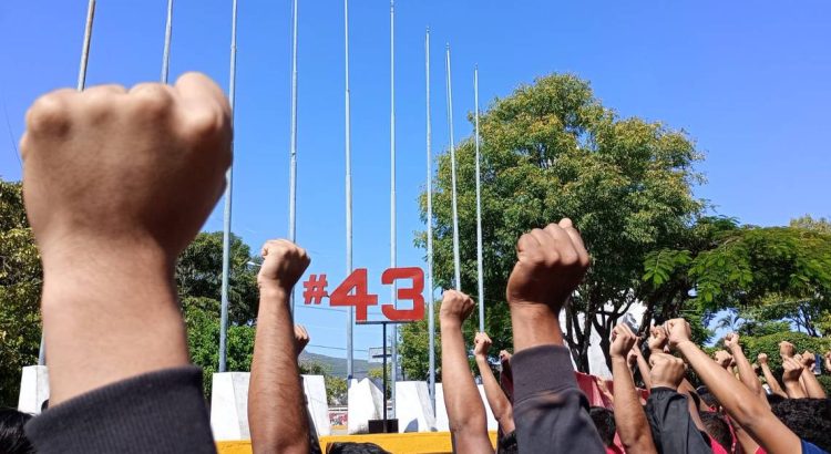 Normalistas de Ayotzinapa piden no disminuir recursos a la educación pública