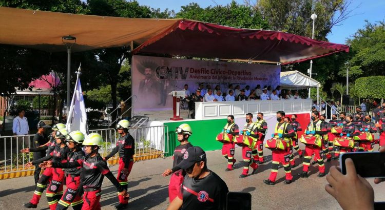 Saldo blanco en el desfile de la Revolución en Chilpancingo