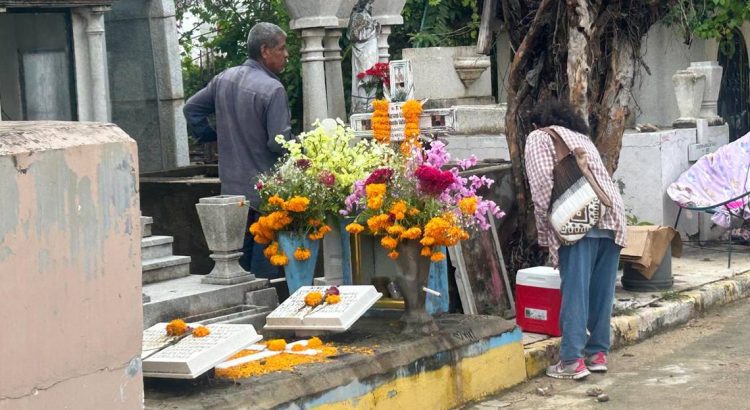 Viven la tradición y visitan a sus muertos