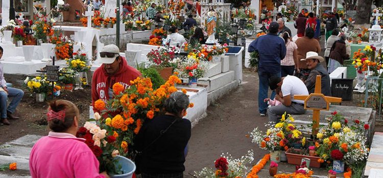 Reportan buena afluencia de visitantes en los panteones