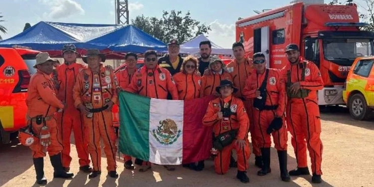 Brigada Topos Azteca recibe ovación en Valencia por su labor de rescate