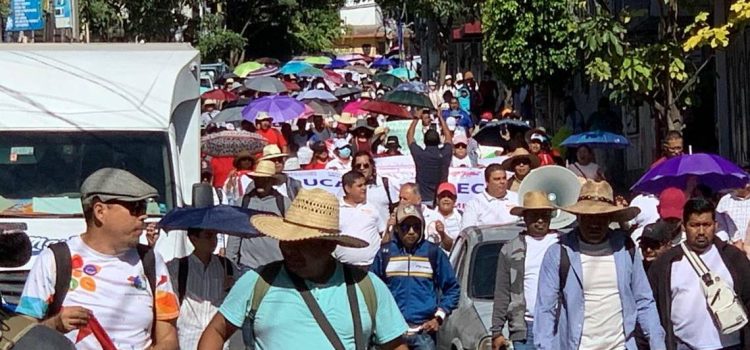 Maestros de educación especial marchan en protesta en la capital