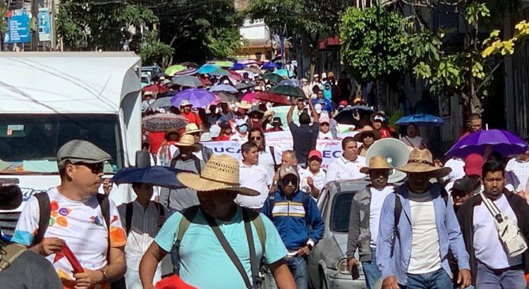 Maestros de educación especial marchan en protesta en la capital