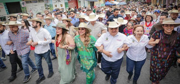 Realizan el Paseo del Pendón; garantizan la seguridad