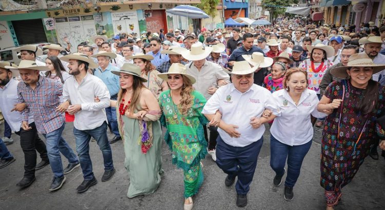 Realizan el Paseo del Pendón; garantizan la seguridad