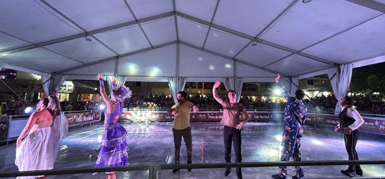 Inauguran pista de hielo en el Zócalo de Acapulco