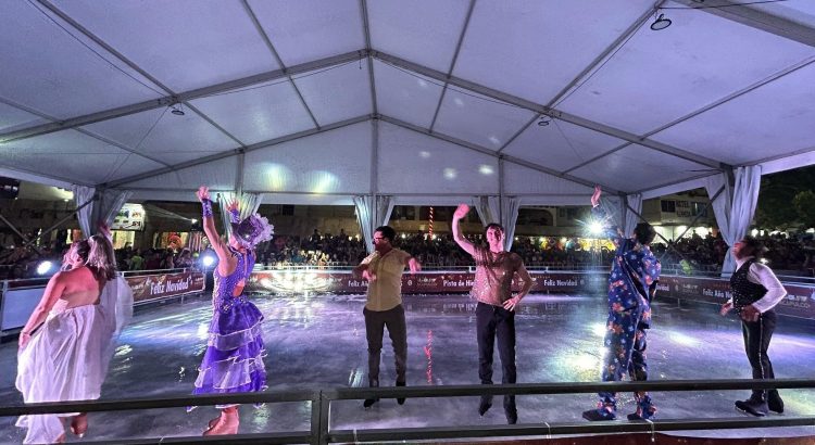 Inauguran pista de hielo en el Zócalo de Acapulco