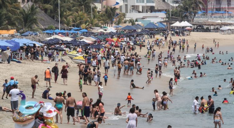 Turistas llenan las playas de Acapulco