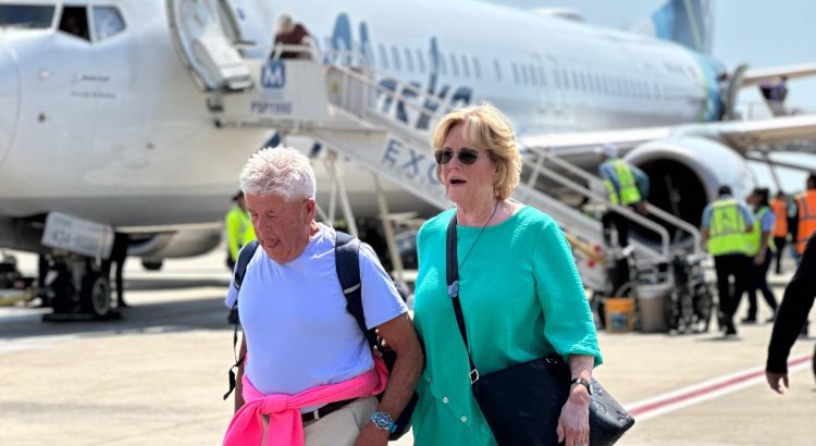 Llega vuelo de Montreal a Acapulco