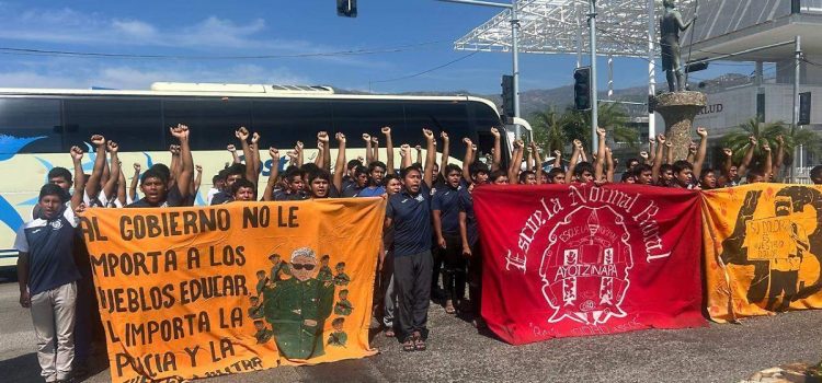 Alumnos de la Normal de Ayotzinapa bloquean la Costera