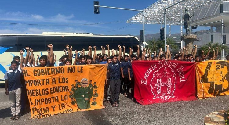 Alumnos de la Normal de Ayotzinapa bloquean la Costera