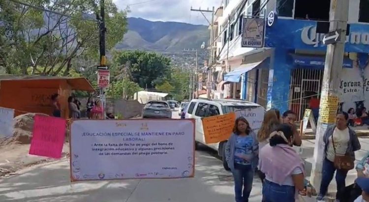 Maestros mantienen bloqueo en calle