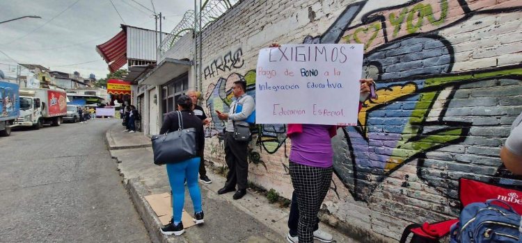 Hacen bloqueos trabajadores de la Educación en Chilpancingo