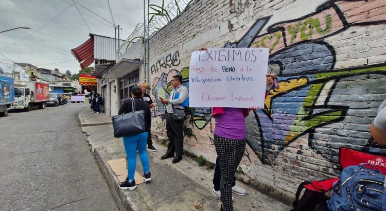 Hacen bloqueos trabajadores de la Educación en Chilpancingo