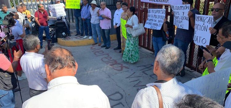 Militantes de Morena protestan afuera del Congreso