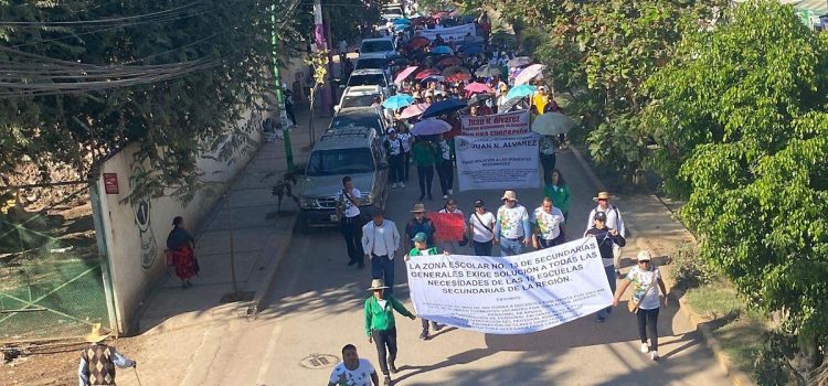 Marchan maestros para exigir solución a sus demandas