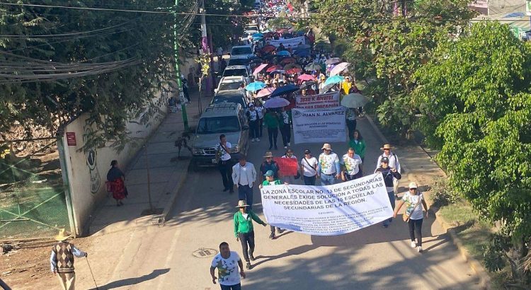 Marchan maestros para exigir solución a sus demandas