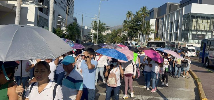 Maestros del SNTE marchan y exigen cumplan sus demandas