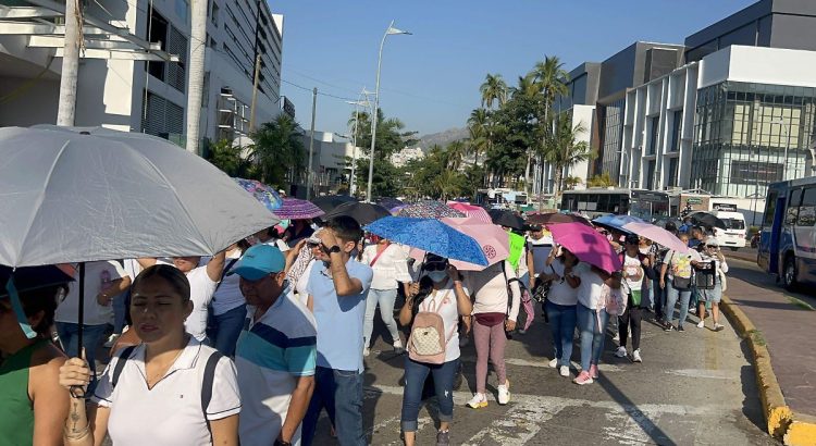 Maestros del SNTE marchan y exigen cumplan sus demandas