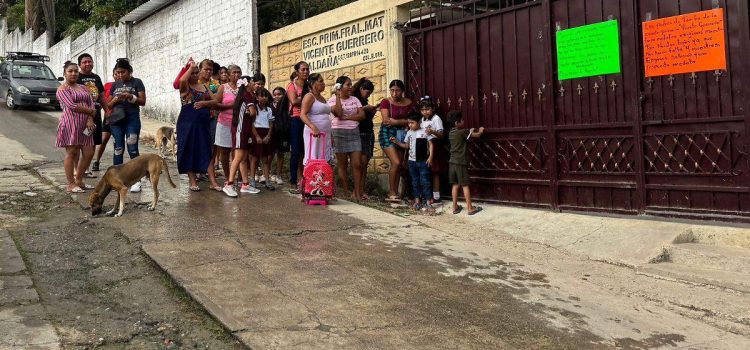 Padres de familia toman las instalaciones de la primaria Vicente Guerrero