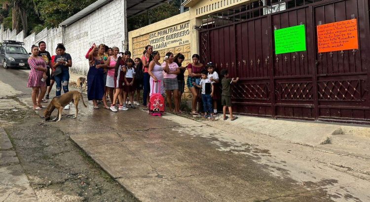 Padres de familia toman las instalaciones de la primaria Vicente Guerrero