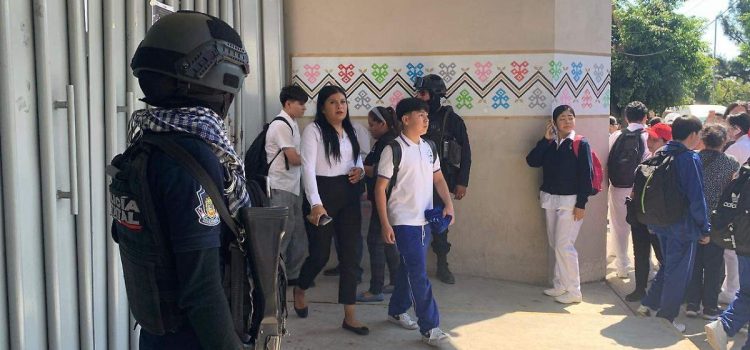 Pánico en escuela secundaria y se trató de falsa alarma