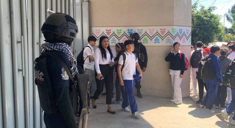 Pánico en escuela secundaria y se trató de falsa alarma