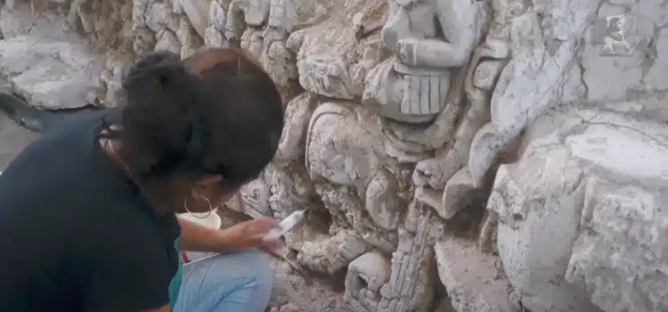 Relieve de estuco hallado en Dzibanché-Kinichná muestra importancia y poder de la dinastía maya Kaanu`l